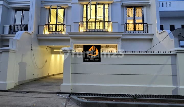 T79 Rmh Mewah American Clasic Dgn Rooftop Luas di Cempaka Putih