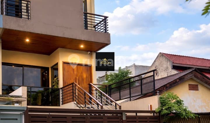 Rumah 3 Lantai Siap Huni dan Semi Furnished di Pondok Bambu /D52