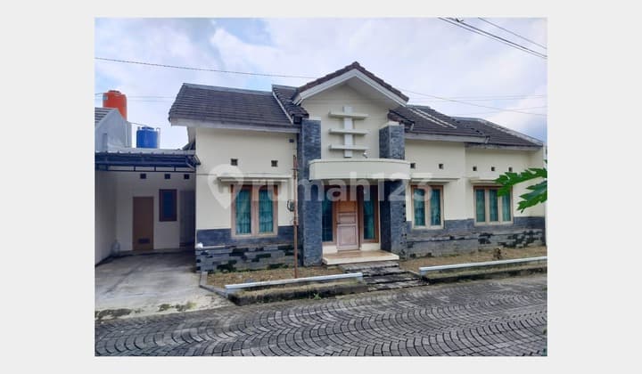 Second Large House in Godean Sleman Within the Housing Complex