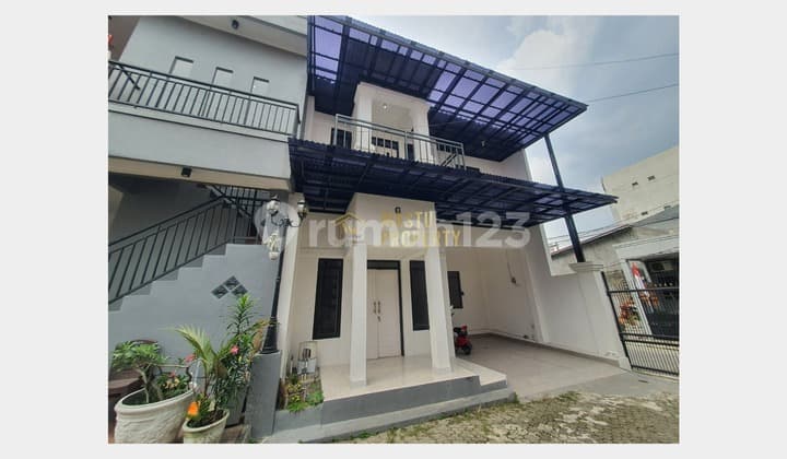 Rumah 2 Lantai Siap Huni di Cinere Dekat Super Indo Gandul