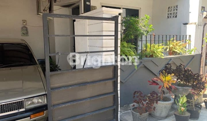 ASRI HOUSE IN DUKUH KUPANG, WELL-MAINTAINED, READY FOR OCCUPANCY, ROW, 6-METER ROAD