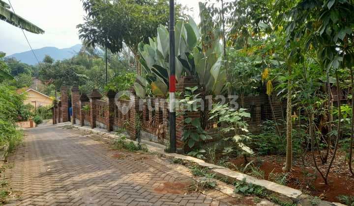 Tanah Plus Rumah Mungil Di Atasnya