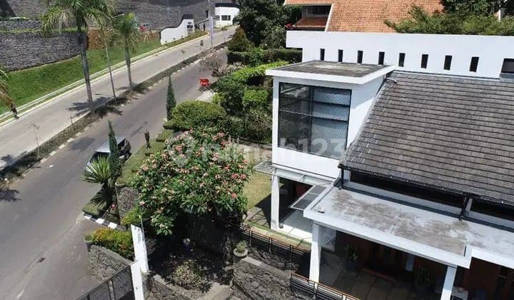 Rumah Mewah Halaman Luas di Main Road Resort Dago Pakar Bandung