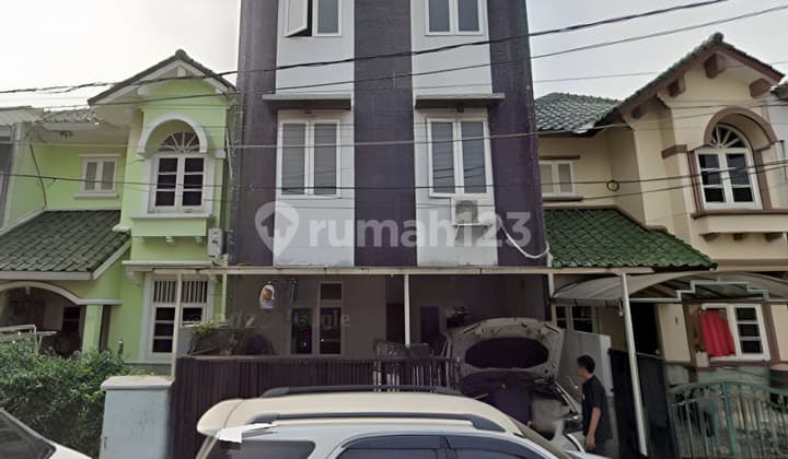 3-Storey House in Kebayoran Lama Cluster, South Jakarta