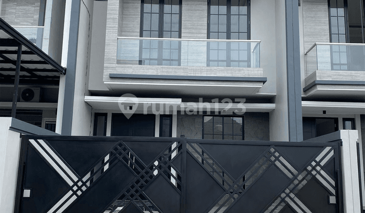 Rumah Manyar Kerto Minimalis Baru Gress Unit Ready, Bebas Banjir, Row Jalan 3,5 Mobil