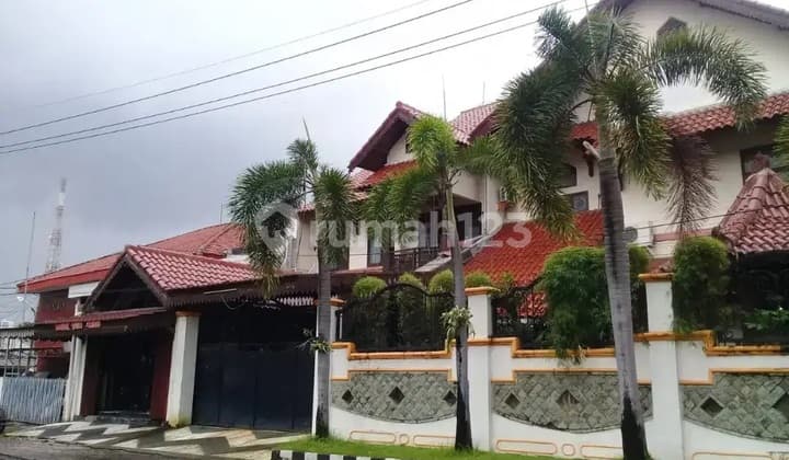 Rumah Hook Manyar Sangat Terawat, Bangunan Full Jati, Strategis