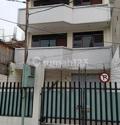 Disewakan Ruko 3 Lantai Tengah Kota di Jalan Kedungsari, Cocok untuk Bank, Kantor