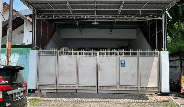 Kos Aktif Tengah Kota, Lokasi Strategis Selangkah Tunjungan Plaza, Bangunan Masih Terawat