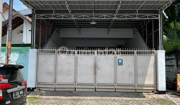 Kos Aktif Tengah Kota, Lokasi Strategis Selangkah Tunjungan Plaza, Bangunan Masih Terawat