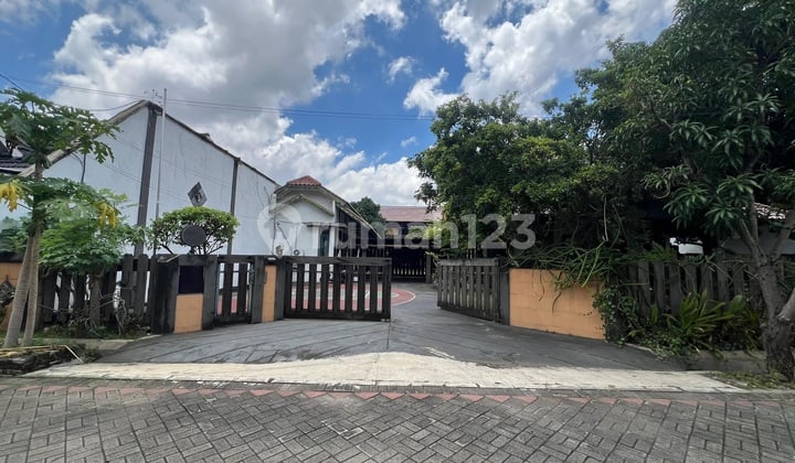 Manyar Residence Suitable for Business, Very Spacious Parking, Strategic Location