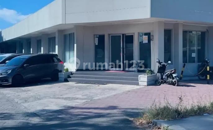 Disewakan Bangunan Komersil Area Jemursari Cocok untuk Bank atau Kantor, Sekitaran Tempat Usaha dan Perkantoran