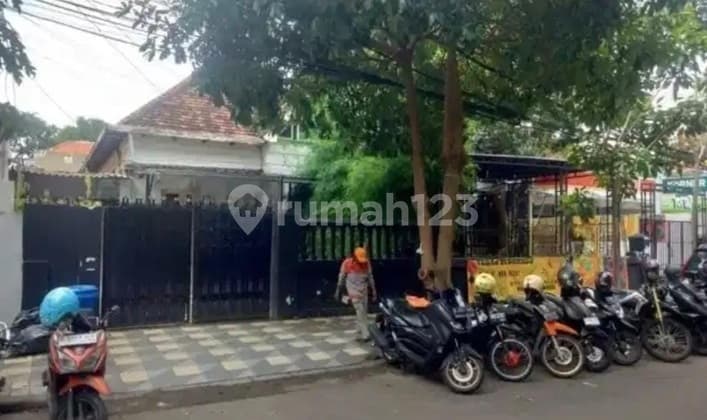 Rumah Usaha Strategis Tengah Kota di Taman Bungkul Cocok untuk Komersil