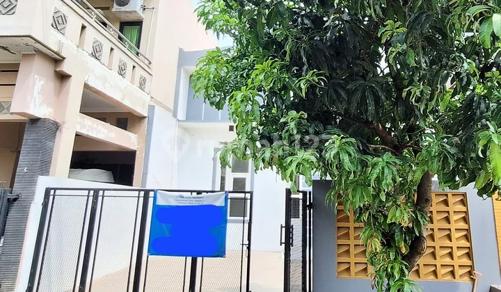 Selling Cheap House in Graha Harapan, Strategic Location, SHM Certificate.