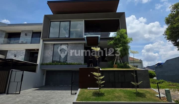 New House 3 Lantai, Mewah di Area Golf Citraland, Surabaya