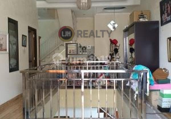 Rumah di Bekasi, 3 Lantai Siap Huni, 3 Kamar Tidur, 300m Menuju Pintu Tol Bekasi Timur, Pengasinan, Rawalumbu Kota Bekasi