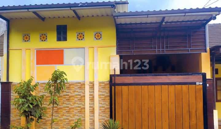 Rumah Cantik Dengan 2 Kamar Tidur Dekat Bandara Abd. Saleh