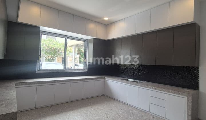 Rumah Ada Private Lift Bangunan Mandiri Mewah di Alam Sutera