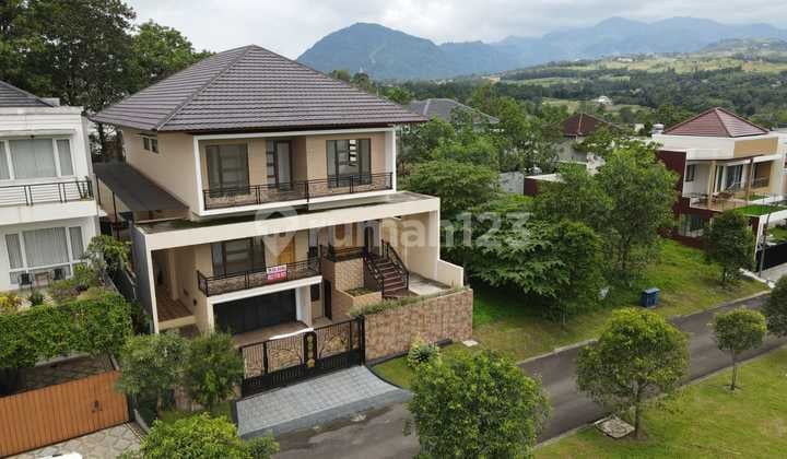 Rumah Modern 3 Lantai Depan Green Area, Private Pool, View Pegunungan Sentul City, Bogor