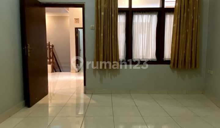 Rumah, 3 Lantai, Dekat Tempat Ibadah,Di Buahbatu