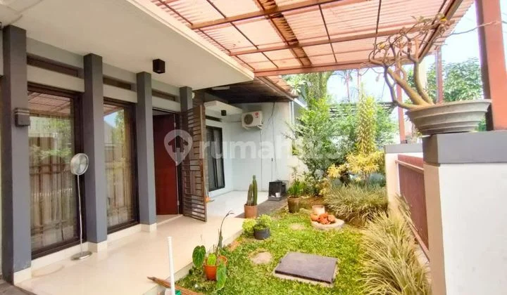 Translation: "House, nice in Batununggal Indah Complex near Soekarno Hatta Street"