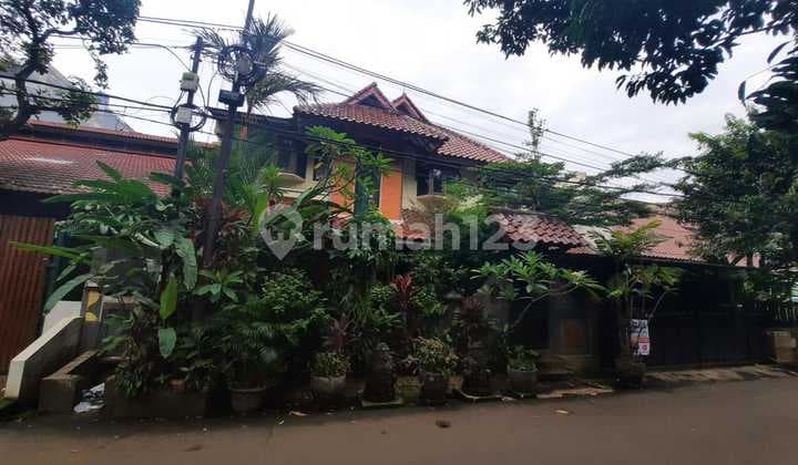 FOR SALE QUICKLY TWO-STORY HOUSE IN THE KEBAYORAN BARU AREA, SOUTH JAKARTA