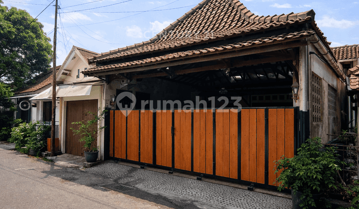 House for Sale with 6 Bedrooms in Yogyakarta City, Near the Kraton Tourist Area