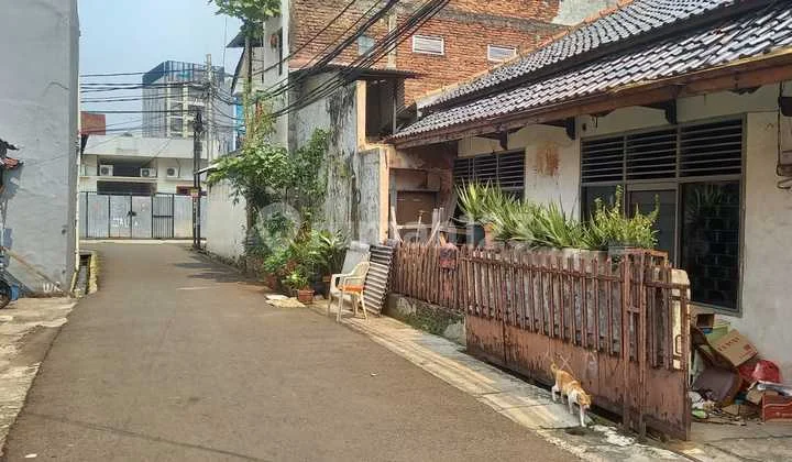 Ready-to-Build Corner Land Bonus Old House Needs Renovation Suitable for Residential Boarding House.