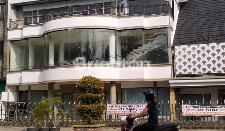 BANGUNAN 3 LT LUAS PUSAT KOTA PONTIANAK DEPAN RUMAH DINAS GUBERNUR KALBAR