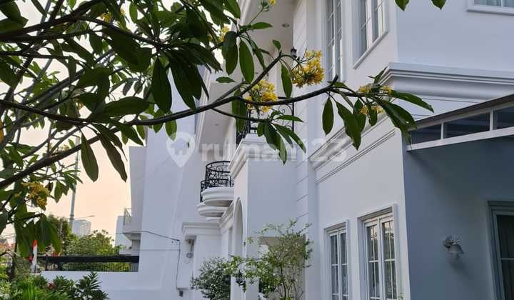 Dijual Rumah Hoek Mewah Puri Indah Strategis Indoor Swimming Pool
