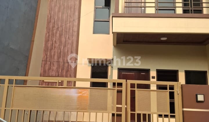 Quick Sale Ready-to-Occupy 2-Story House in Narogong, Bekasi City.