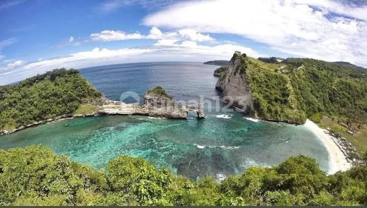 Tanah Tebing di atas Pantai Atuh, Nusa Penida
