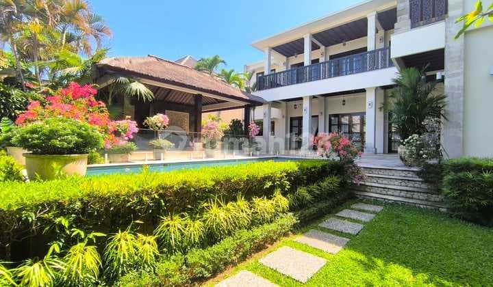 Dijual Villa Pribadi 3 Beds Dekat Hotel Four Season/Hotel Raffles Pantai Jimbaran Bali Lokasi: Jimbaran, Kuta Selatan, Badung, Bali Harga: Rp 12,5 Miliar Luas Tanah: 663 M2 Luas Bangunan: 460 M2 (2 Lantai) Details: 3 Bedrooms 3 Bathrooms Ensuite Swimming