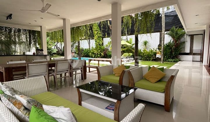 Dijual Vila Luas dan Mewah 2 Menit ke Pantai di Seminyak Canggu