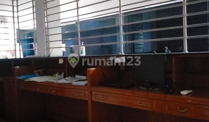 Ruangan Kantor di mainroad otista