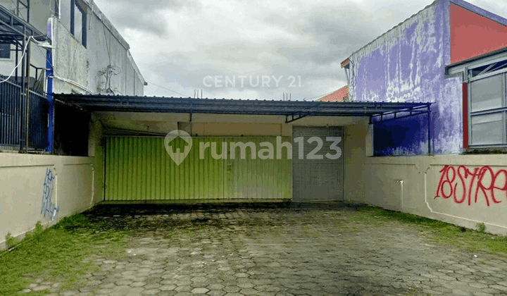 Shop House on Sambisari Street with a Spacious Pendopo, Only 1km to Solo Street