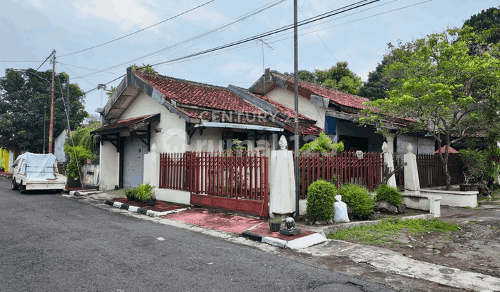 House Near the Palace Fortress Only 600 M to Ngasem Market