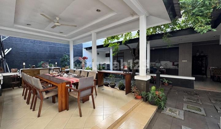Serene and Well-Maintained House in a Quiet Area in the City Center
