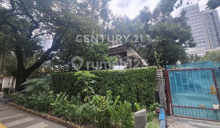 Old House for Rent with Spacious Land in Premium Menteng Area