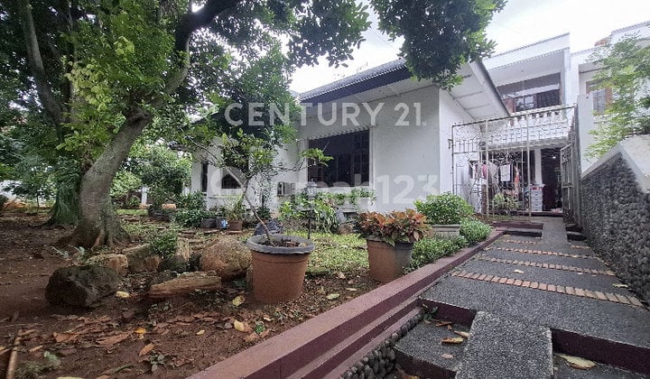 Rumah Hook 1½ Lt Taman Luas di Lokasi Prestisius Menteng Jakarta