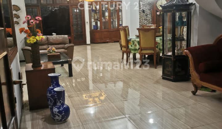 2-Story Hook House in a Strategic Area, Cempaka Putih, Central Jakarta