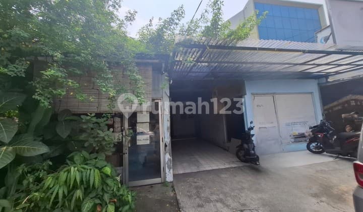 Dijual Rumah Tua Hitung Tanah di Daerah Strategis Matraman Jakti