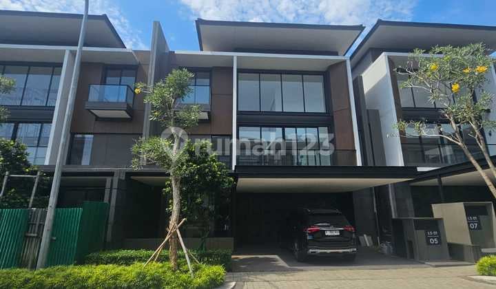 Rumah Mewah di Kawasan Eksklusif Navapark, BSD City