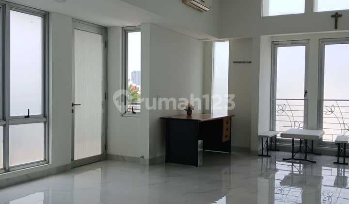 Rumah 3 Lantai Samping Kolam Renang di Summarecon Serpong