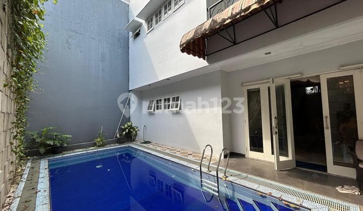 Rumah Mewah Classic Full Furnished di Sektor 9 Bintaro