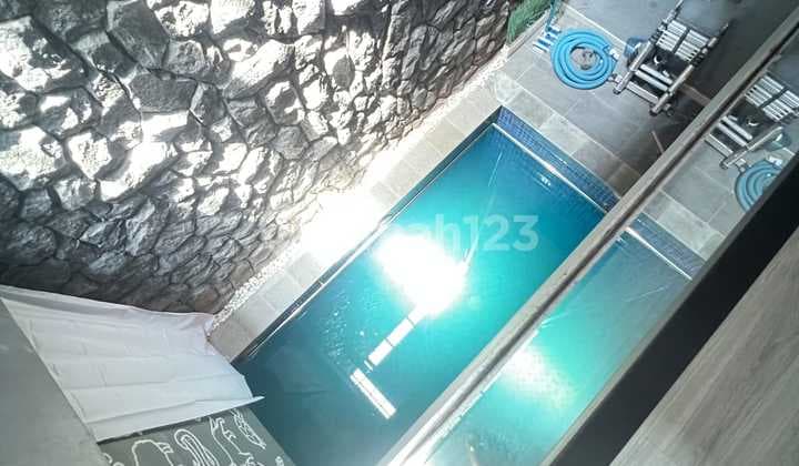 Dijual Rumah dengan Kolam Renang Pribadi di Kawasan Greenwich, BSD City