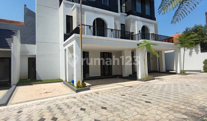 Rumah Baru 3 Lantai Siap Huni