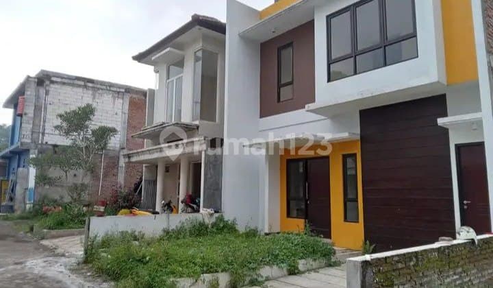 DI JUAL RUMAH BARU 2 LANTAI DI DAERAH BANDARA ABD RACHMAN SALEH, PAKIS, MALANG