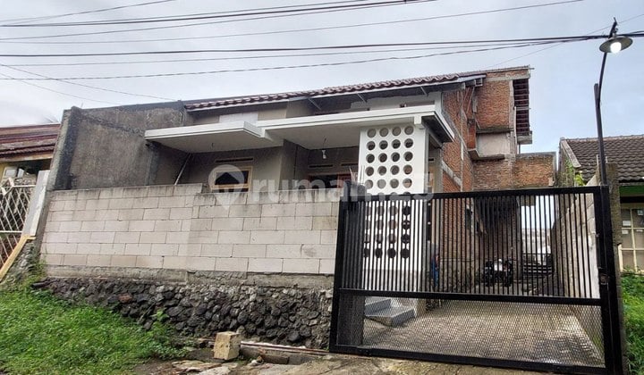 For Sale Modern Minimalist 3-Story House with Rooftop in Kedungkandang, Malang