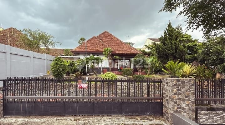 Jual Rumah Klasik Tengah Kota Dengan Taman Luas Semi Furnished