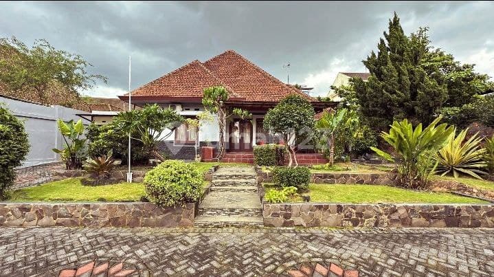 Dijual Rumah Klasik Asri di Tengah Kota Malang dengan Taman Luas